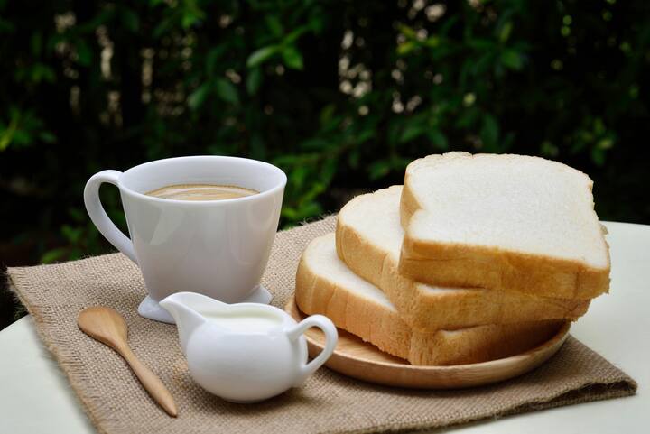 செய்முறை : முதலில் இனிப்பு பிரட் துண்டுகளை சிறிது சிறிதாக வெட்டி வைத்துக்கொள்ளவும் வெட்டிய பிரட் துண்டுகளை ஒரு கடாயில் எண்ணெய் மற்றும் நெய் சேர்த்து பொறித்து வைத்துக்கொள்ளவும்