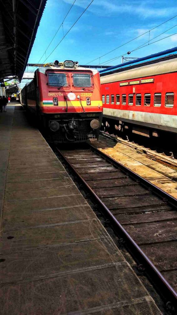 Railway Coaches : रेल्वेचे काही डबे निळे तर काही लाल असण्यामागचं 'असं' आहे कारण...