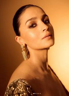Alia Bhatt: ਆਲੀਆ ਭੱਟ ਨੇ ਵੇਲਵੇਟ ਸਾੜ੍ਹੀ ਦੇ ਨਾਲ ਪਹਿਨਿਆ ਡੀਪ ਨੇਕ ਬਲਾਊਜ਼, ਦੇਖੋ ਤਸਵੀਰਾਂ