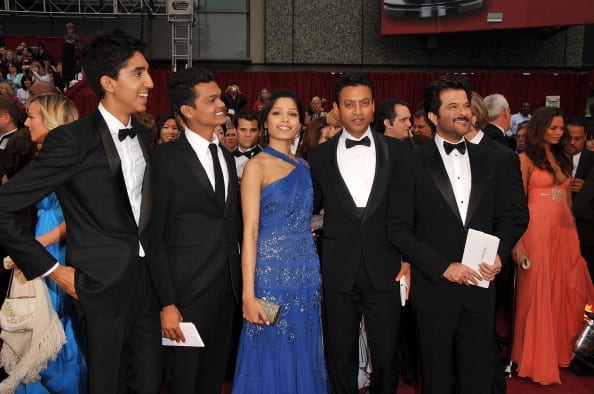 फ्रीडा पिंटो ने फ्रिल्स और ऐप्लिके डिटेल्स वाला पारदर्शी वन-शोल्डर गाउन पहना था।  2009 अकादमी पुरस्कारों में, उन्होंने देव पटेल, अनिल कपूर और इरफ़ान खान के साथ तस्वीर खिंचवाई।