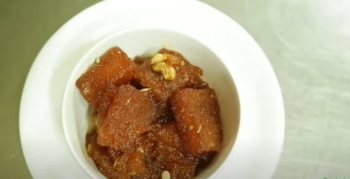 பெரும்பாலான கல்யாண வீடுகளில் பரிமாரப்படும் பிரியாணி இலையில் கண்டிப்பாக பிரெட் அல்வா இருக்கும். இதன் சுவைக்கு டஃப் கொடுக்கும் வகையில், ஹைதராபாத் ஃபேமஸ் டபுள் கா மீட்டாவை எப்படி செய்வது என இந்த பதிவில் பார்க்கலாம்.