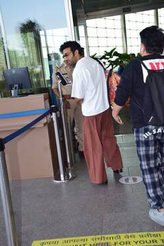 Pulkit Samrat Pics: शादी के लिए रवाना हुए पुलकित सम्राट, एयरपोर्ट पर कूल लुक में दिखे कृति खरबंदा के होने वाले दूल्हे राजा