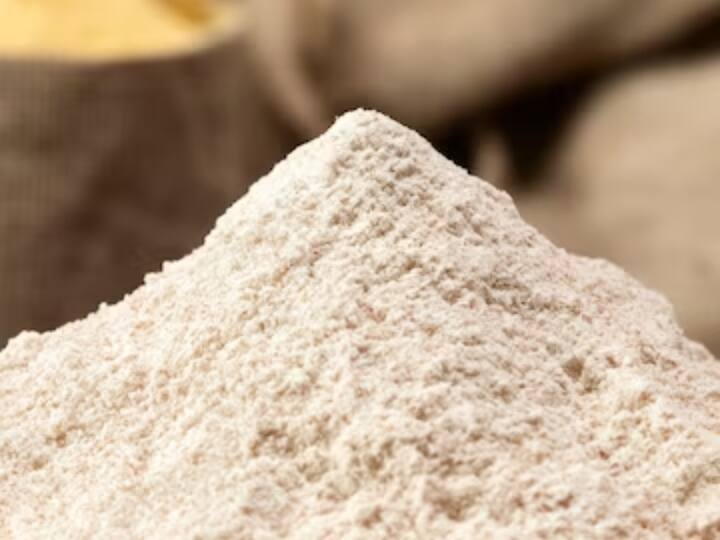 खाली ब्लेंडर में आटा या पिसी चीनी जैसी सूखी सामग्री डालने से ब्लेंडर चालू होने पर उसमें बारीक कणों का बादल बन सकता है. इसे रोकने के लिए सूखा पाउडर डालने से पहले हमेशा तरल या अन्य सामग्री मिलाएं.