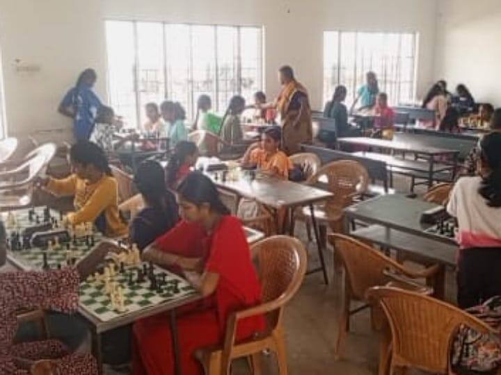 Karur news State level chess tournament  Parents accused of not providing basic facilities - TNN கரூரில் மாநில அளவிலான செஸ் போட்டி: அடிப்படை வசதி இல்லை -  பெற்றோர்கள் குற்றச்சாட்டு