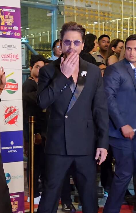 इस दौरान शाहरुख खान बालों में छोटी बनाए भी नजर आए. उन्होंने अपने फैन को फ्लाइंग किस भी दी.