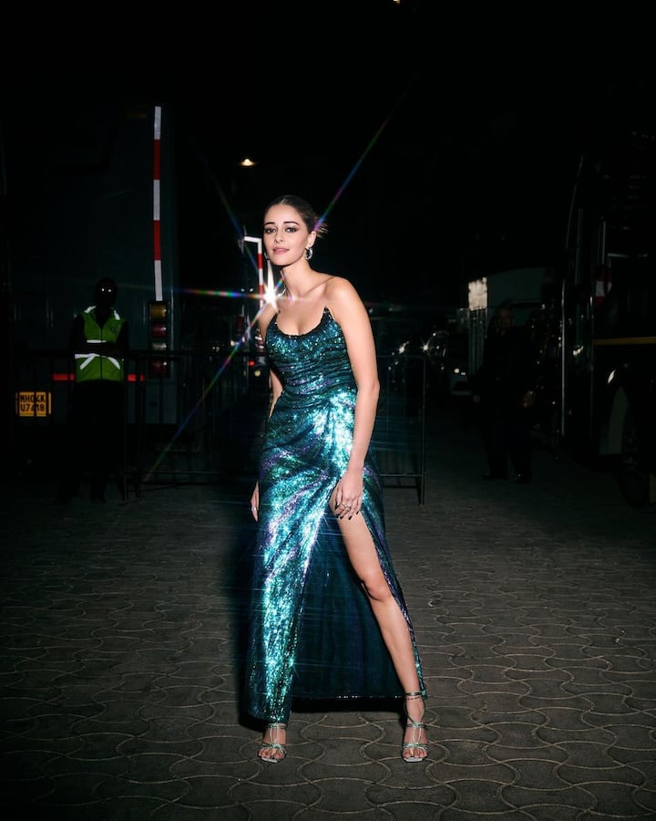 அதை தவிர்த்து ஸ்பெஷல் போட்டோஷூட் செய்து, அதில் எடுக்கப்பட்ட புகைப்படங்களை பதிவிடுவார்.