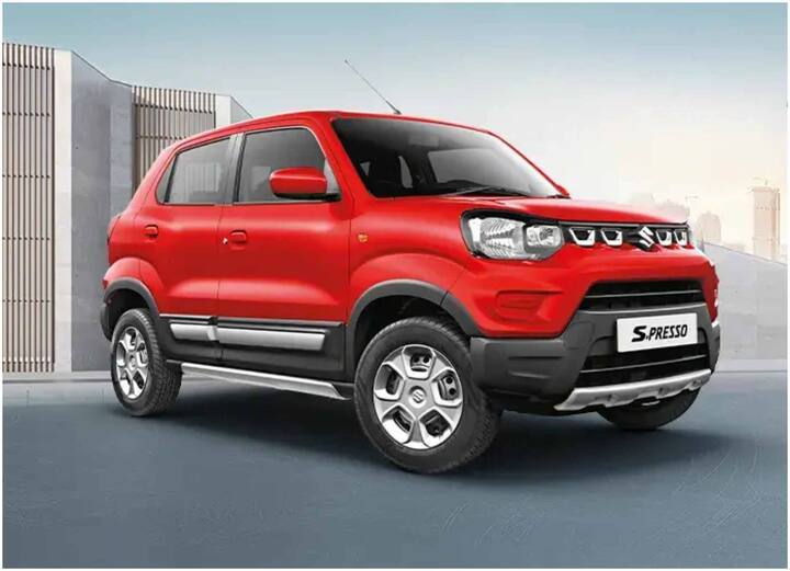 मारुति सुजुकी एस-प्रेसो की कीमत 4.27 लाख रुपये से 6.12 लाख रुपये के बीच है. ये कार पेट्रोल में 24.7 kmpl का माइलेज देती है. वहीं सीएनजी में ये कार 32.73 km/kg के माइलेज से चलती है.
