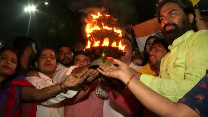 সিএএ কার্যকর হতেই মমতাকে খোঁচা সুকান্তর। তিনি বলেন, কারওই এতে সমস্যা নেই। সবাই আনন্দে মেতেছে। কিন্তু আমাদের মুখ্যমন্ত্রীর ঘুম আসছে না। এটাই সমস্যা ওনার।'