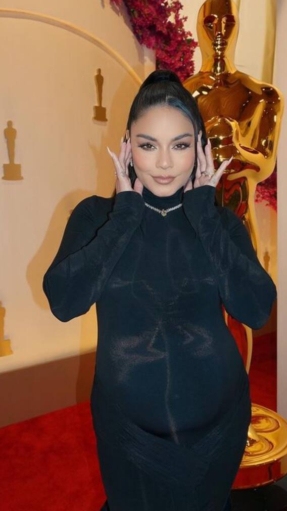 Oscars 2024 के रेड कार्पेट पर बेबी बंप फ्लॉन्ट करती दिखीं ये एक्ट्रेस