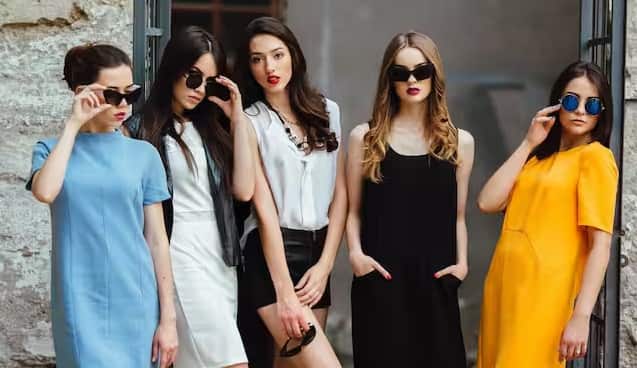 હળવા અને આરામદાયક કપડાં પહેરો - ઉનાળામાં સુતરાઉ કપડાં પહેરીને છોકરીઓ સુંદર અને આરામદાયક રહી શકે છે. લાંબા ફ્લોરલ ડ્રેસ, ટૂંકા શોર્ટ્સ અને ટોપ્સ અથવા ક્યૂટ જમ્પસૂટ ખૂબ સરસ લાગે છે. લિનન પેન્ટ અને ખુલ્લા બ્લાઉઝ પણ ખૂબ આરામદાયક અને સ્ટાઇલિશ લાગે છે