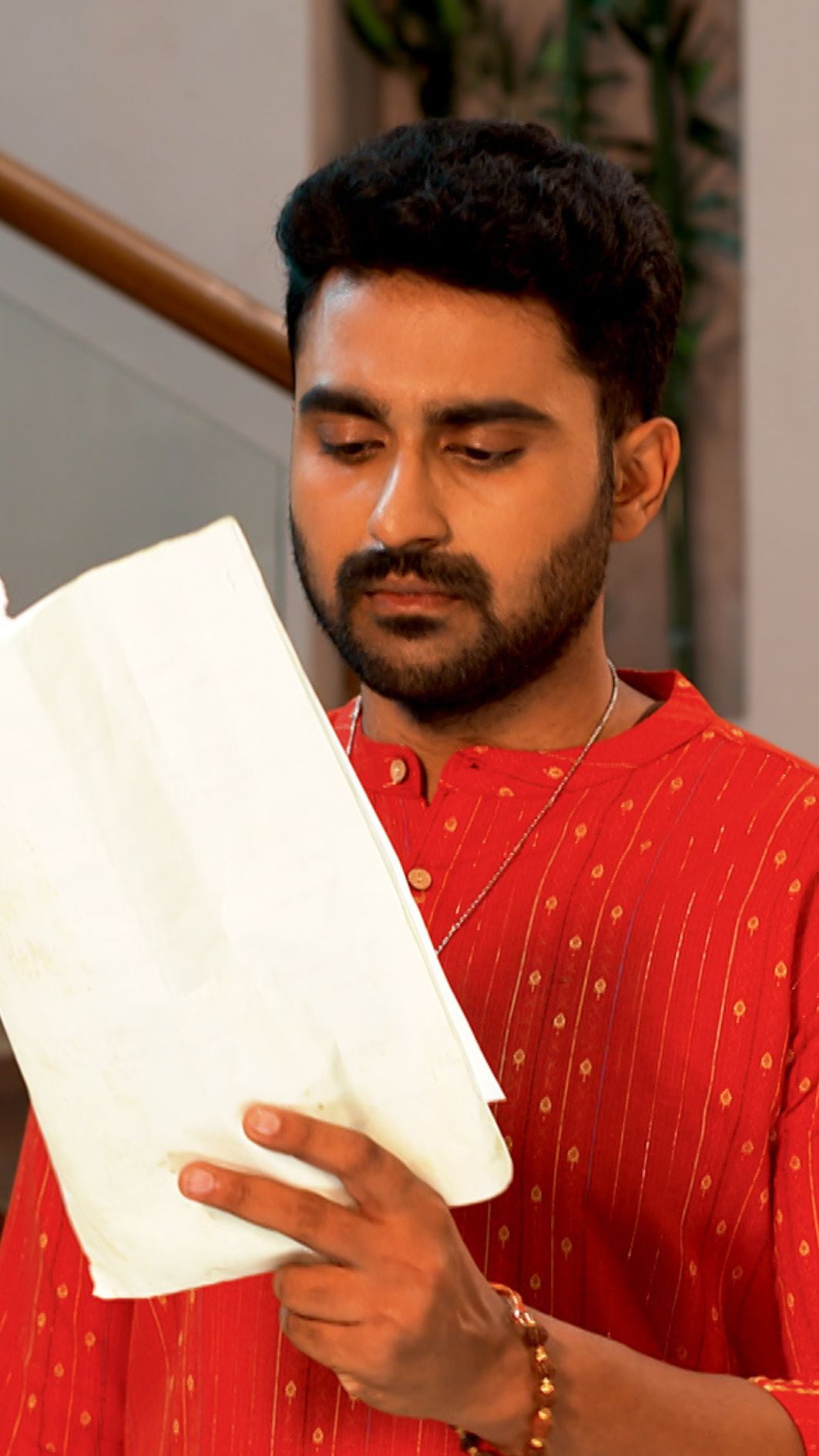 কৃষ্ণার দৃষ্টিহীনতার সুযোগ নিয়ে কীভাবে তার ওপর নির্যাতন চালিয়ে যায় সেই কথাও জানতে পারে সে।