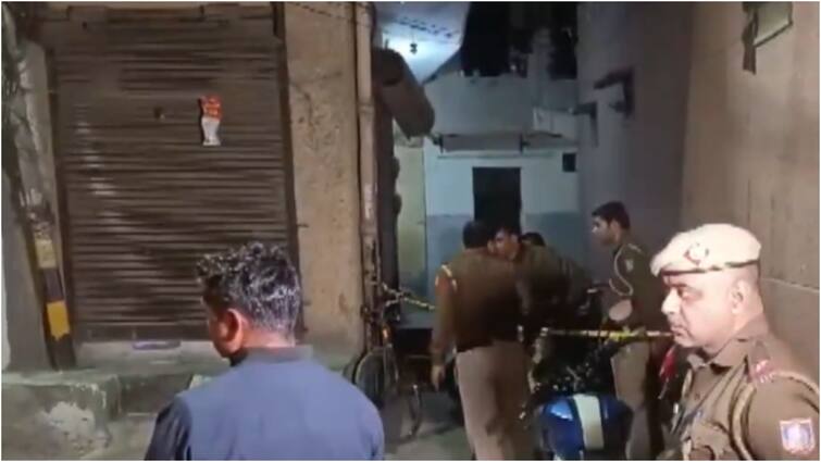 delhi Father and son stabbed to death after quarrel with the neighbours PCR Call by child Delhi Crime: 'मेरे पापा के पेट में चाकू मार दिया', PCR कॉल पर पहुंची पुलिस हुई हैरान, मिले बाप-बेटे दोनों के शव