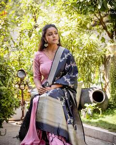 Vithaka Sheru : ఫోటోల కోసం అందంగా నవ్వేస్తున్న వితికా షేరు