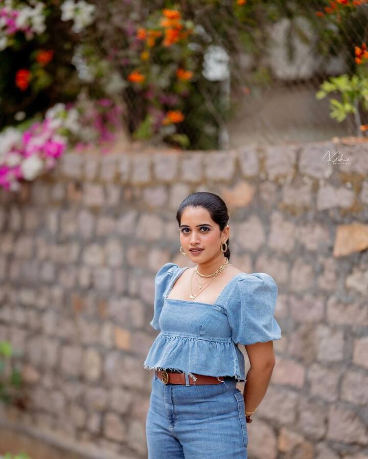 తాజాగా ఈ ముద్దుగుమ్మ పోస్టు చేసిన ఫోటోలు నెట్టింట్లో బాగా వైరల్ అవుతున్నాయి. Photo Credit: sravanthi_chokarapu/ instagram