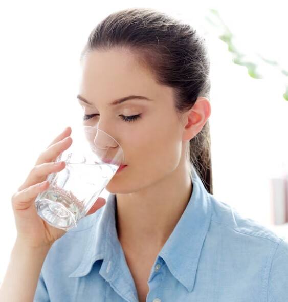 ਰੋਜ਼ਾਨਾ ਗਰਮ ਪਾਣੀ ਪੀਣਾ ਸਿਹਤ ਲਈ ਲਾਭਦਾਇਕ ਹੈ, ਜਿਸ ਵਿੱਚ ਚੰਗੀ ਪਾਚਨ, ਹਾਈਡ੍ਰੇਸ਼ਨ ਅਤੇ ਸਰੀਰਕ ਸਫਾਈ ਅਤੇ ਤਣਾਅ ਮੁਕਤ ਰਹਿਣਾ ਸ਼ਾਮਲ ਹੈ। ਪਰ ਖਾਲੀ ਪੇਟ ਗਰਮ ਪਾਣੀ ਪੀਣ ਨਾਲ ਵੀ ਸਿਹਤ ਨੂੰ ਨੁਕਸਾਨ ਹੋ ਸਕਦਾ ਹੈ।