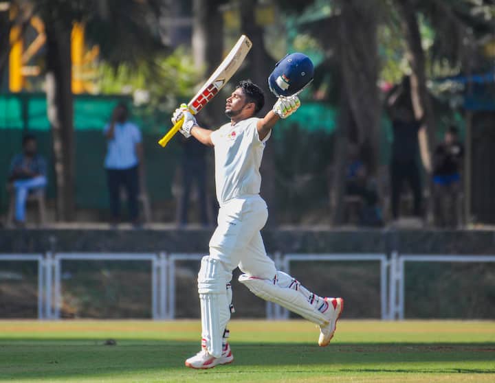 उभरते हुए प्रतिभावान सरफराज खान के छोटे भाई 19 वर्षीय मुशीर ने रणजी ट्रॉफी फाइनल में विदर्भ के खिलाफ मुंबई की दूसरी पारी में शतक बनाया।
