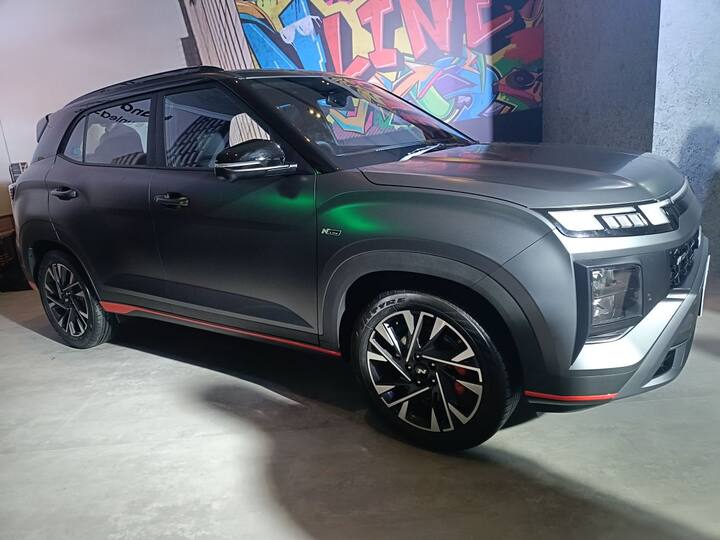 প্যাডেল শিফটার, ডুয়াল ড্যাশ ক্যামেরা, ড্রাইভারের জ,ন্য ভেন্ডিলেটেড সিট, টুইন 10.25-ইঞ্চি ডিসপ্লে সহ লোড করা হয়েছে। আসন, 360-ডিগ্রি চারপাশের ক্যামেরা, প্যানোরামিক সানরুফ এবং লেভেল 2 ADAS স্যুট সহ পাওয়া যায়।