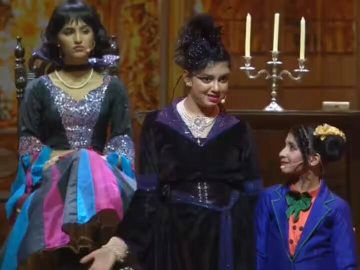 क्योंकि इन फोटोज में आराध्या एक नए लुक में नजर आई थी. उन्होंने राजकुमारी वाला आउटफिट पहना था और बालों में बन बनाया हुआ था. आराध्या की ये तस्वीरें देखकर ऐश और अभिषेक के फैंस काफी खुश हुए थे और उन्होंने आराध्या की खूबसूरती की तुलना उनकी मां से करनी शुरू कर दी.