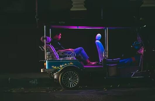 ઘણા મોટા શહેરોમાં લોકો એક જગ્યાએથી બીજી જગ્યાએ જવા માંગતા હોય તો તેઓ ઈ-રિક્ષાનો ઉપયોગ કરે છે.