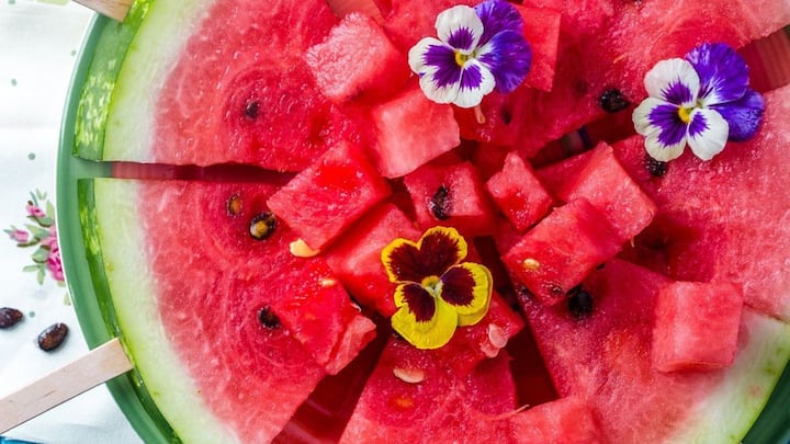 தர்பூசணியில் 92 சதவீதம் தண்ணீர் உள்ளது. இது கோடையில் மிகவும் பயனுள்ளதாக இருக்கும். புரதம், வைட்டமின்கள், நார்ச்சத்து உள்ளிட்ட பல சத்துகள் நிறைந்துள்ளது.