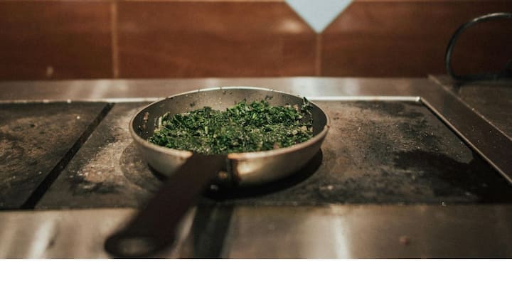 ஒரு கப் துவரம் பருப்பை நன்கு கழுவி விட்டு குக்கரில் சேர்த்து ஒன்றறை கப் தண்ணீர் சேர்த்து கால் டீஸ்பூன் மஞ்சள் தூள் சேர்த்து குக்கரை மூடி 3 விசில் விட்டு இறக்கி கொள்ள வேண்டும். குக்கரில் ப்ரஷர் இறங்கியதும் பருப்பை ஒன்றும் பாதியுமாக மசித்து விட வேண்டும்.