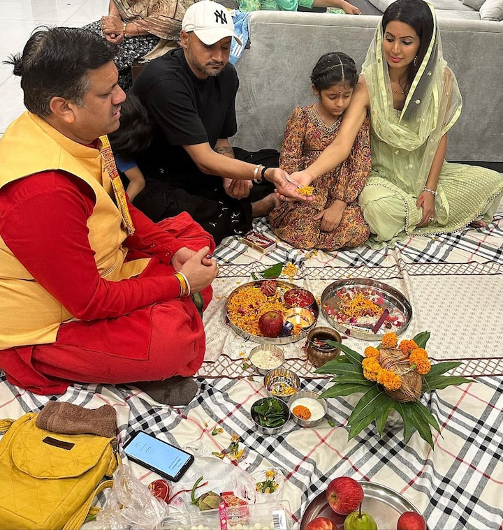 कपल ने अपने इस आलीशान बंगले में व्हाइट पेंट और मार्बल वर्क करवाया हुआ है. ये घर का बड़ा सा लिविंग एरिया है.