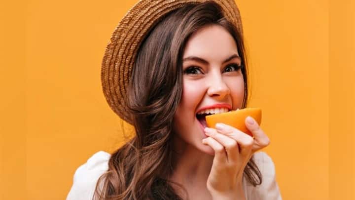 Orange In Cold Cough: क्या वाकई संतरा सर्दी जुकाम में नुकसान करता है. चलिए जानते हैं कि सर्दी जुकाम होने पर संतरा खाना फायदेमंद है या फिर नुकसान.