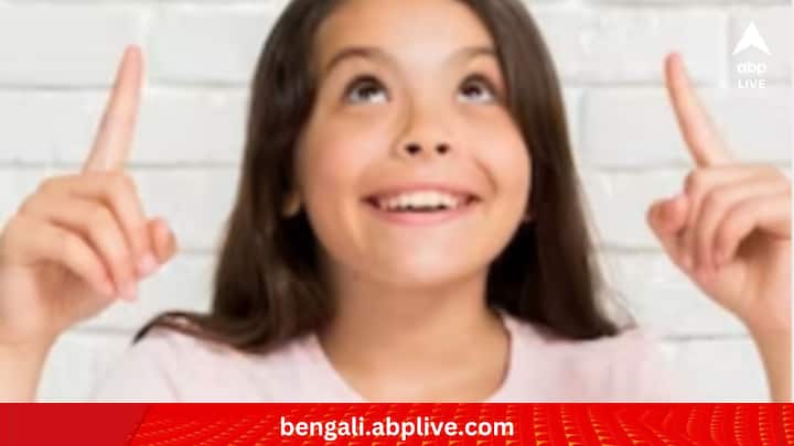 মনোবিজ্ঞানের পরিভাষায় এই কৌশলের নাম MNEMONICS। এর মধ্যে একাধিক কৌশল রয়েছে। যেমন ধরুন, আপনি কঠিন, খটমট কোনও ইংরেজি টার্ম মনে রাখতে চাইছেন। এজন্য নিজের পছন্দমতো যে কোনও একটা শব্দ মনে মনে বেছে নিন। এমন শব্দ যা কিনা আপনাকে ওই টার্মটির কথা মনে করায়। এবার ওই শব্দ ও সঙ্গে 'টার্ম'-র অর্থ একসঙ্গে ভাবার চেষ্টা করুন। পরে, যখন খটমট টার্মটি মনে করতে লাগবে, দেখবেন সহজ হবে।