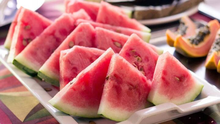 தர்பூசணி பழத்தை தண்ணீரில் போட்டால் இளஞ்சிவப்பு நிறமாக மாறியிருந்தால், அது ரசாயனம் ஏற்றப்பட்டதாக இருக்கும்.