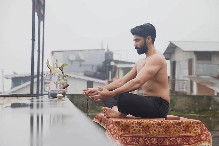 துருவ் விக்ரமுக்கு ஜோடியாக நடிக்கப்போவது யார்? என்ற கேள்வி நிலவி வந்த நிலையில், படக்குழு புகைப்படம் ஒன்றை வெளியிட்டு குழப்பத்தை போக்கியுள்ளது.