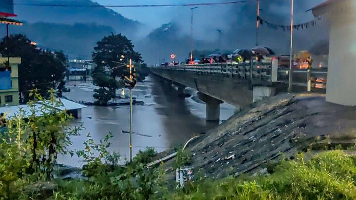 পাতা ঝরার ভোরে শীতল অনুভূতি থাকলেও, বেলা বাড়তেই গরম অনুভূত হচ্ছে। বলতে গেলে পাখা অফ করে দিন কাটানোর সময় শেষ, জানান দিয়েছে প্রকৃতি।