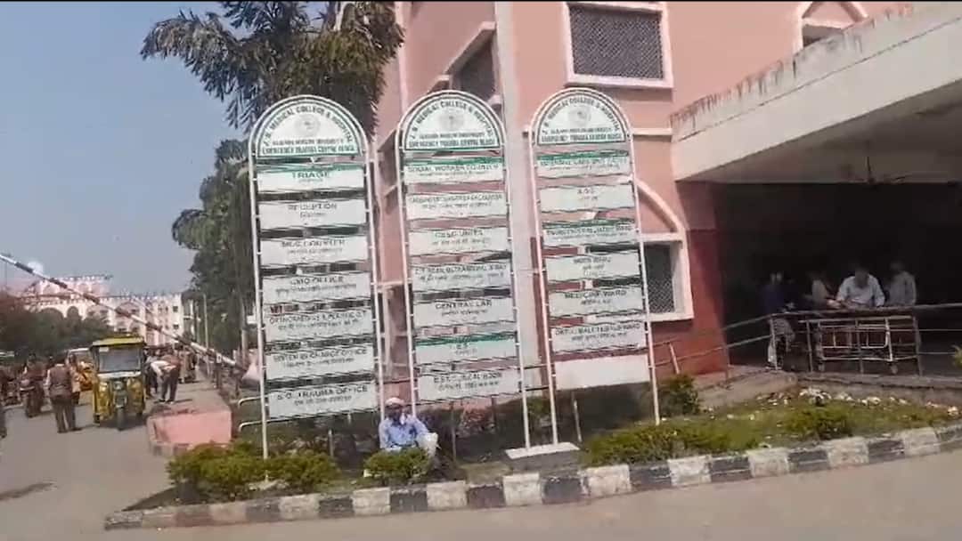 JNMC Doctors Strike under Aligarh Muslim University in protest against assault ANN AMU News: मारपीट के विरोध में JNMC डॉक्टरों की हड़ताल, OPD में मरीजों को नहीं मिला इलाज