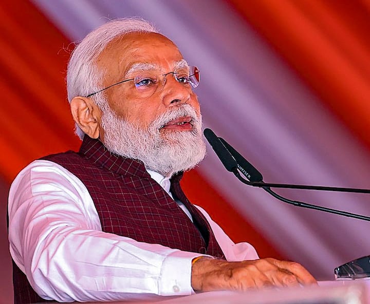 प्रधानमंत्री मोदी इस साल सितंबर में 74 साल के हो जाएंगे. प्रधानमंत्री और मुख्यमंत्री बनने से पहले उन्होंने भारतीय जनता पार्टी (BJP) में अलग-अलग पदों पर रहकर जिम्मेदारी संभाली. उन्हें नई दिल्ली में बीजेपी के राष्ट्रीय संगठन का सचिव बनाया गया और तीन साल बाद महासचिव की जिम्मेदारी दी गई.