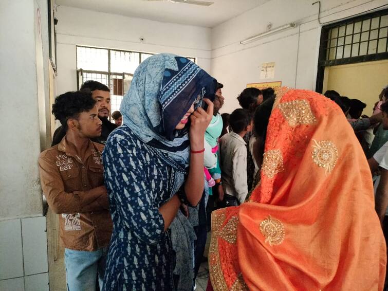 Firozabad SDM Kriti Raj surprise inspection government hospital as a patient in veil See Photos | मरीज बनकर अस्पताल पहुंचीं महिला IAS, एक रुपये का कटाया पर्चा, फिर जो हुआ वो...