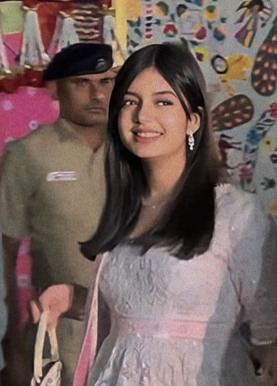 वहीं इसके बाद आराध्या को अपनी मां ऐश्वर्या और पिता अभिषेक बच्चन के साथ अनंत अंबानी और राधिका मर्चेंट के प्री वेडिंग फंक्शन में स्पॉट किया गया. जहां पर वो बेहद ही खूबसूरत लुक में नजर आई थी.