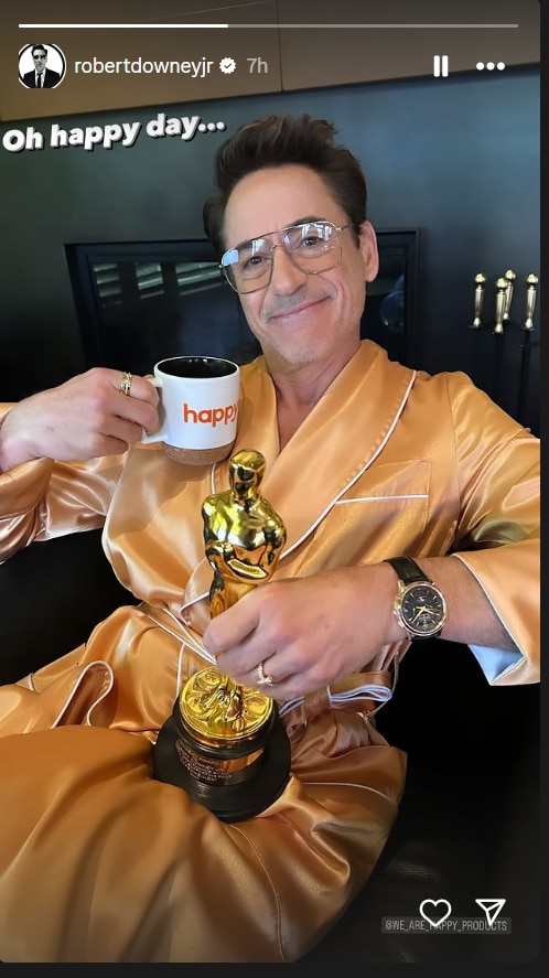 Robert Downey Jr ने ऑस्कर ट्रॉफी फ्लॉन्ट करते हुए शेयर की 'हैप्पी' तस्वीर, अवॉर्ड जीतने पर 'ओपेनहाइमर' एक्टर को इन स्टार्स ने दी बधाई