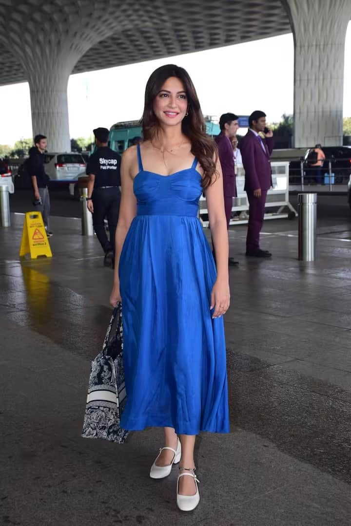 કૃતિ ખરબંદાની આ તસવીરો સોશિયલ મીડિયા પર ખૂબ વાયરલ થઈ રહી છે અને ફેન્સ પણ ટૂંક સમયમાં દુલ્હન બનવાની અભિનેત્રીની સુંદરતાના વખાણ કરી રહ્યા છે.