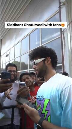 Siddhant Chaturvedi के Humble Nature ने जीता सबका दिल, Fans के साथ खिचवाई Selfies 🥰