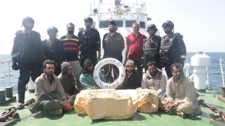 Six Pakistanis Arrested near Gujarat Porubandar coast with drugs worth 480 crores Gujarat Drugs Case: గుజరాత్‌లో రూ.480 కోట్ల డ్రగ్స్‌ పట్టివేత- పాక్‌కు చెందిన ఆరుగురు అరెస్టు