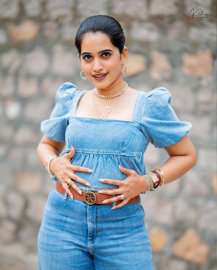 బిగ్ బాస్ షో తర్వాత యాంకర్ గా సత్తా చాటుతోంది. Photo Credit: sravanthi_chokarapu/ instagram