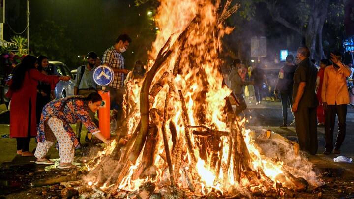 ছেলেকে মারার জন্য নিজের বোন হোলিকাকে ডাকেন হিরণ্যকশিপু। প্রহ্লাদকে নিয়ে আগুনে ঝাঁপ দিলে পুড়ে মারা যায় হোলিকাই। বিষ্ণুর দয়ায় বেঁচে যান প্রহ্লাদ।
