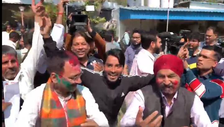 दिल्ली बीजेपी अध्यक्ष वीरेंद्र सचदेवा ने एबीपी लाइव की टीम को कहा कि जो लोग पाकिस्तान से आए उनकी गलती सिर्फ इतनी थी कि बंटवारे के समय उनके हिस्से में पाकिस्तान आया. उन्होंने कहा कि मैं इस दर्द को समझता हूं क्योंकि मेरे माता पिता ने 1947 का बंटवारा देखा है. एक सिख युवक का परिचय कराते हुए सचदेवा ने कहा कि आज हमारे देश में ऐसे भी शरणार्थी हैं जिन्हें CAA लागू होने के बाद अब 30 वर्ष की आयु में पहचान मिलेगी. आज लाखों लोगों की आंखों के आंसू पोछने का काम प्रधानमंत्री नरेंद्र मोदी ने किया है.