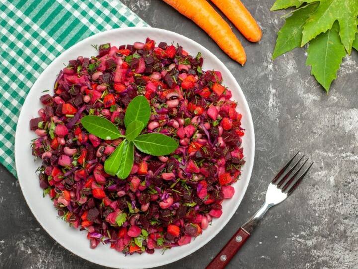 क्रैनबेरी सलाद: यह फ्रेश फ्रूट सलाद बनाने के लिए ताजा क्रैनबेरी को अन्य फलों जैसे संतरे, सेब और अनार दानों के साथ मिलाएं. मिठास के लिए शहद या मेपल सिरप की कुछ बूंदें डालें और अतिरिक्त क्रंच के लिए मेवे भी छिड़ सकते हैं.