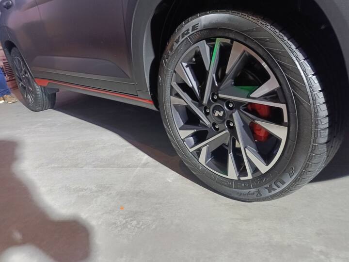 পারফরম্যান্স অনুসারে, হুন্ডাই ক্রেটা এন লাইনটি একটি সিক্স-স্পিড ম্যানুয়াল এবং একটি ডিসিটি গিয়ারবক্সের সঙ্গে যুক্ত। একমাত্র 1.5-লিটার টার্বো-পেট্রোল ইঞ্জিনে চলে। যদিও এই পাওয়ারট্রেনটি স্ট্যান্ডার্ড ক্রেটার সঙ্গে পাওয়া যায়।