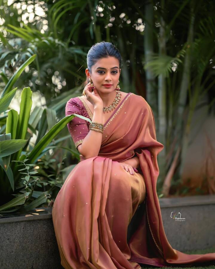 బుల్లితెరపై షోలు చేస్తూనే, సినిమాలు, వెబ్ సిరీస్ లలోనూ నటిస్తోంది. Photo Credit: Priya Mani Raj/Instagram