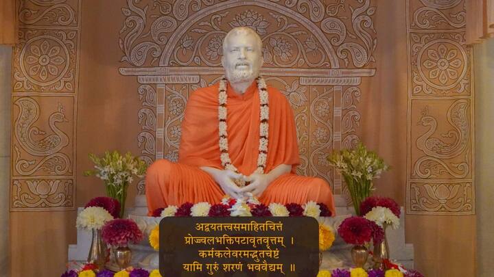 শ্রীরামকৃষ্ণ বারবার তাঁর জীবন দিয়ে, তাঁর সহজ বাণীর মধ্য দিয়েই বুঝিয়ে দিয়েছেন ভক্তের হৃদয়েই ভগবানের বাস। তাই চিত্তশুদ্ধি কতটা প্রয়োজন। বারবার ঠাকুর বলেছেন, 'আত্মা যার মাধ্যমে ঈশ্বর ক্রীড়া করেন তাঁর বিশেষ ক্ষমতায়। বাড়িওয়ালা তার এস্টেটের যেকোনো অংশে থাকতে পারেন, তবে তাকে সাধারণত একটি নির্দিষ্ট ড্রয়িং-রুমে পাওয়া যায়। '