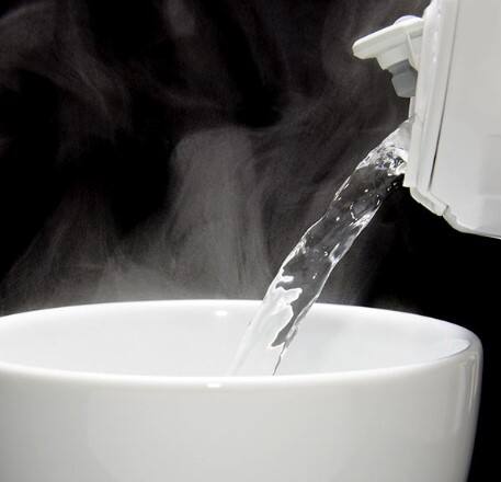 ਬਹੁਤ ਸਾਰੇ ਲੋਕਾਂ ਨੂੰ ਲੱਗਦਾ ਹੈ ਕਿ ਸਵੇਰੇ ਉੱਠ ਕੇ ਸਭ ਤੋਂ ਪਹਿਲਾਂ ਇੱਕ ਗਲਾਸ ਕੋਸਾ ਪਾਣੀ ਪੀਣ ਨਾਲ ਪੇਟ ਦੀ ਸਫਾਈ ਹੁੰਦੀ ਹੈ, ਜੋ ਕਾਫੀ ਹੱਦ ਤੱਕ ਠੀਕ ਹੋ ਸਕਦੀ ਹੈ। ਪਰ ਇਸ ਨਾਲ ਸਿਹਤ ਨੂੰ ਵੀ ਨੁਕਸਾਨ ਹੋ ਸਕਦਾ ਹੈ। ਰਾਤ ਭਰ ਮੂੰਹ ਵਿੱਚ ਕਈ ਤਰ੍ਹਾਂ ਦੇ ਬੈਕਟੀਰੀਆ ਪੈਦਾ ਹੋ ਜਾਂਦੇ ਹਨ, ਜੋ ਸਵੇਰੇ ਬਿਨਾਂ ਬੁਰਸ਼ ਕੀਤੇ ਜਾਂ ਕੁਰਲੀ ਕੀਤੇ ਪਾਣੀ ਪੀਣ ਨਾਲ ਸਿੱਧੇ ਪੇਟ ਵਿੱਚ ਚਲੇ ਜਾਂਦੇ ਹਨ। ਇਹ ਸਿਹਤ ਲਈ ਹਾਨੀਕਾਰਕ ਹੋ ਸਕਦਾ ਹੈ। ਅਜਿਹੇ 'ਚ ਹਮੇਸ਼ਾ ਬੁਰਸ਼ ਕਰਨ ਤੋਂ ਬਾਅਦ ਹੀ ਕੋਸੇ ਪਾਣੀ ਦਾ ਸੇਵਨ ਕਰਨਾ ਚਾਹੀਦਾ ਹੈ।