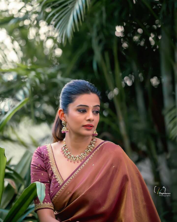 హీరోయిన్ గా మంచి స్వింగ్ లో ఉండగానే పెళ్లి చేసుకుంది. Photo Credit: Priya Mani Raj/Instagram