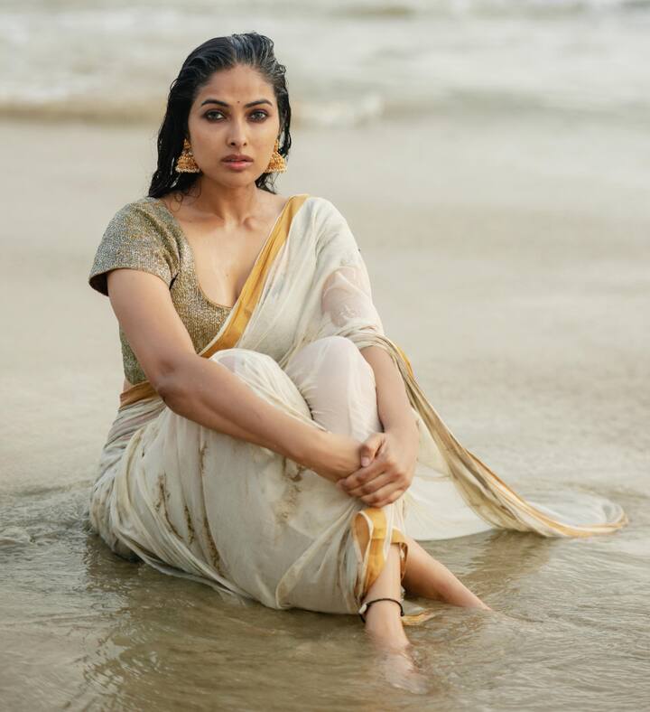 ''సముద్రమంతా నువ్వై తాకుతున్నప్పుడు... నీలో నేను కలిసినప్పుడు... మాటలు మూగబోయినప్పుడు... నీ ఊపిరి సెగలకు నేను మరుగుతున్నప్పుడు...'' అంటూ దివి ఈ ఫోటోలకు క్యాప్షన్ ఇచ్చారు. తను రాసింది అని హ్యాష్ ట్యాగ్ ఇచ్చారు.