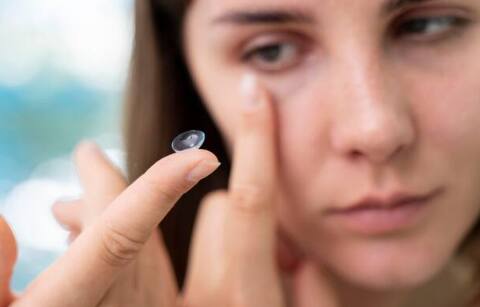 ਆਕਸੀਜਨ ਦੀ ਕਮੀ: ਕੁਝ ਕਾਂਟੈਕਟ ਲੈਂਸ ਅੱਖਾਂ ਨੂੰ ਲੋੜੀਂਦੀ ਆਕਸੀਜਨ ਨਹੀਂ ਪਹੁੰਚਾਉਂਦੇ, ਜਿਸ ਕਾਰਨ ਅੱਖਾਂ ਦੀ ਸਤ੍ਹਾ 'ਤੇ ਆਕਸੀਜਨ ਦੀ ਕਮੀ ਕਾਰਨ ਸਮੱਸਿਆਵਾਂ ਪੈਦਾ ਹੁੰਦੀਆਂ ਹਨ।